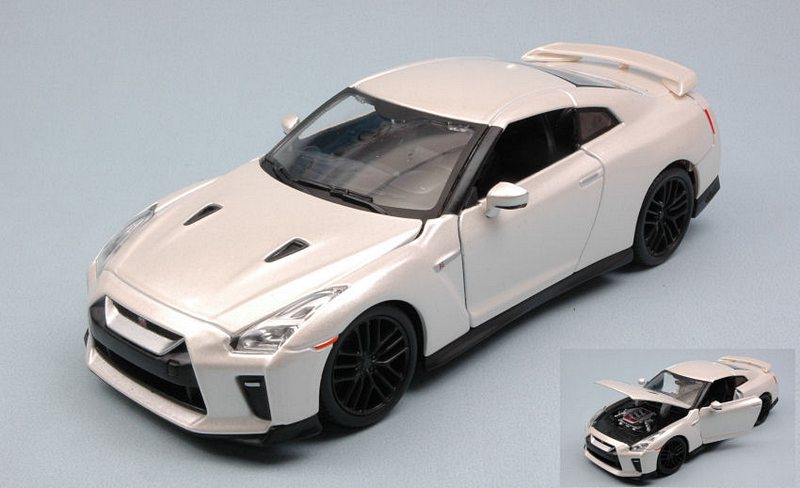 Nissan GT-R 2017 (White Pearl) by burago