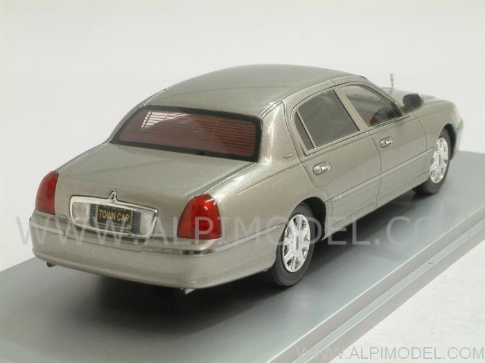 Lincoln Town Car 2011 (Silver Birch Metallic) - luxury