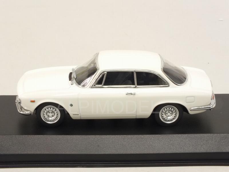 Alfa Romeo Giulia Sprint GTA 1965 (White) 'Maxichamps' Edition by minichamps