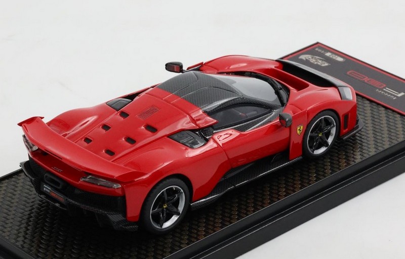 Ferrari F80 Optional Carbonio (Rosso Corsa/Carbon + Carbon Silver wheels) - bbr